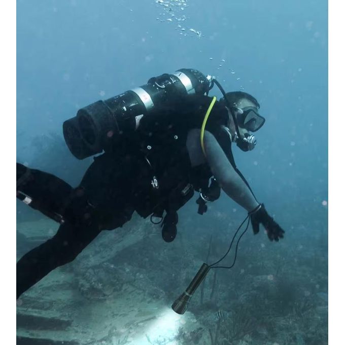 P70 Professional Rechargeable Diving Flashlight