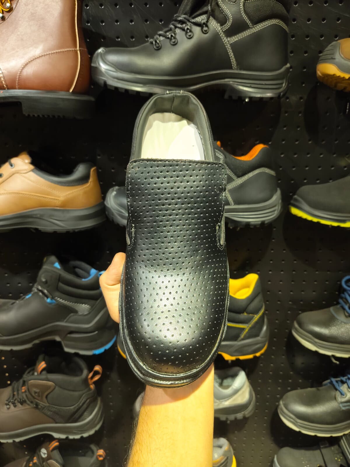 صابوه سيفتي محلي بمقدمة | Local Safety Clogs with Toe Cap